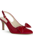 Vista diagonal de zapatilla roja tipo stiletto para mujer con moño en punta fina y tacón delgado de 8cm