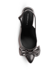 Vista superior de zapatilla gris destalonada tipo stiletto para mujer con punta fina cerrada y moño elegante
