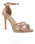 vista diagonal de zapatillas oro rosa para dama con pulsera ajustable al tobillo y tiras delgadas de pedrería con tacón medio 10 cm
