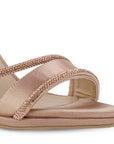 detalle del material shantung en zapatillas oro rosa de fiesta para dama con tiras de pedrería y pulsera ajustable al tobillo