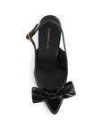 Vista superior de zapatilla negra destalonada tipo stiletto para mujer con punta fina cerrada y moño elegante