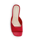 Vista superior de zapatilla roja para mujer de diseño descubierto con punta cuadrada abierta de meter