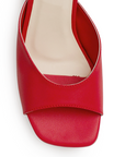 Vista de material cabra sintético en zapatilla roja para mujer con punta abierta cuadrada de meter con tacón bajo de 6cm