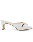 Vista lateral de zapatilla blanca con herraje para mujer de punta cuadrada y tacón 6cm de meter