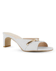 Vista diagonal de zapatilla blanca de meter para mujer con herraje punta cuadrada y tacón de 6cm