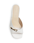 Vista superior de zapatilla blanca de meter para mujer con punta cuadrada abierta herraje y tacón de 6cm