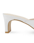 Vista trasera de tacón 6cm en zapatilla blanca para mujer de meter con herraje y punta cuadrada abierta