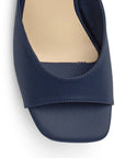 Vista de material cabra sintético en zapatilla azul para mujer con punta abierta cuadrada de meter con tacón bajo de 6cm