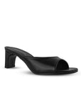 Vista diagonal de zapatilla negra de meter para mujer con punta cuadrada abierta y tacón bajo de 6cm