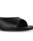 Vista a detalle de punta cuadrada abierta en zapatilla negra para mujer con diseño descubierto de meter con tacón de 6cm