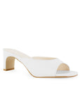 Vista diagonal de zapatilla blanca de meter para mujer con punta cuadrada abierta y tacón bajo de 6cm