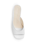 Vista superior de zapatilla blanca para mujer de diseño descubierto con punta cuadrada abierta de meter