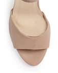 Vista de material cabra sintético en zapatilla nude para mujer de diseño descubierto con hebilla rectangular metálica en pulsera ajustable y tacón delgado medio de 10cm