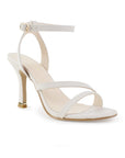 Vista diagonal de la zapatilla beige con tacón medio 10cm y detalle de tiras delgadas