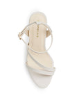 Vista superior de zapatilla beige para dama con detalle en tiras delgadas y tacón medio 10cm para dama