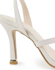 Vista trasera del tacón medio 10cm en la zapatilla beige para dama con detalle en tiras delgadas
