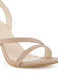 Detalle del material cabra sintético en zapatilla nude para dama con tiras delgadas y tacón medio 10cm