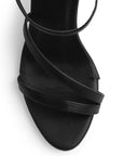 Vista del detalle en tiras delgadas de la zapatilla negra para dama con tacón medio 10cm
