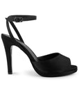 Vista lateral de zapatilla negra de plataforma punta abierta y pulsera ajustable para dama con su tacón alto 11 cm