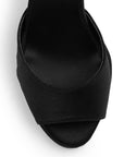 Vista del detalle en la punta abierta de la zapatilla negra para dama con plataforma, pulsera ajustable y tacón alto 11cm