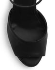 Vista del detalle en la punta abierta de la zapatilla negra para dama con plataforma, pulsera ajustable y tacón alto 11cm