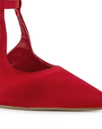Vista a detalle de punta fina cerrada en zapatilla destalonada roja para mujer con tacón delgado de 10cm y pulsera ajustable