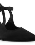 Vista a detalle de punta fina cerrada en zapatilla destalonada negra para mujer con tacón delgado de 10cm y pulsera ajustable