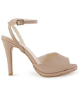 Vista lateral de zapatilla nude de plataforma punta abierta y pulsera ajustable para dama con su tacón alto 11 cm