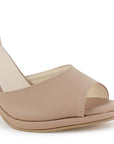 Detalle del material cabra sintetico en zapatilla nude con punta abierta, plataforma y tacón alto 11cm para dama