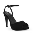 Vista diagonal de zapatilla negra con punta abierta pulsera ajustable y plataforma para dama tacón alto 11cm