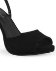 Detalle del material buck en zapatilla negra con punta abierta, plataforma y tacón alto 11cm para dama