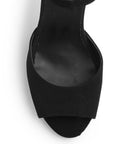 Vista del detalle en la punta abierta de la zapatilla negra para dama con plataforma, pulsera ajustable y tacón alto 11cm