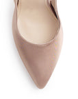 vista del detalle en la punta fina de las zapatillas nude stiletto para dama con ajuste elástico y tacón alto 11 cm