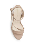 Vista superior de zapatillas nude con tiras cruzadas y pulsera ajustable al tobillo para mujer