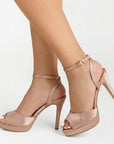 Zapatillas nude con plataforma punta abierta, pulsera ajustable y tacón alto 11 cm para dama