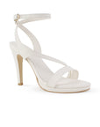 Vista diagonal de zapatillas beige con pulsera para mujer de tacón delgado de 11cm