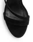 Vista a detalle de tiras cruzadas en zapatillas negras para mujer de tacón delgado 11cm