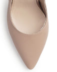 vista del detalle en la punta fina de las zapatillas nude stiletto para dama con ajuste elástico y tacón alto 11 cm
