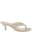 Vista lateral de zapatilla beige en diseño descubierto para mujer de para de gallo con tacón bajo de 6cm