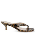 Vista lateral de zapatilla cafe con negro en diseño descubierto para mujer de para de gallo con tacón bajo de 6cm