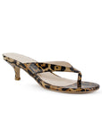 Vista diagonal de zapatilla cafe con negro para mujer de pata de gallo con tacón bajo de 6cm de meter
