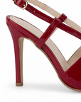 vista trasera del tacón alto 11 cm en zapatillas rojas stiletto de charol para dama con tiras cruzadas al frente