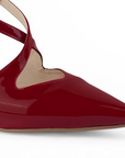 detalle del material charol en zapatillas rojas para dama con tiras cruzadas al frente y tacón alto 11 cm
