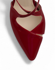 vista del detalle en la punta fina de las zapatillas rojas stiletto con tacón alto 11 cm