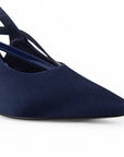 Vista a detalle de punta fina cerrada en zapatilla azul para mujer con tacón alto delgado de 11cm y tiras cruzadas