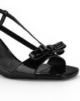 Vista a detalle de punta cuadrada con moño en zapatilla negra para mujer de diseño descubierto
