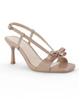 Vista diagonal de zapatilla nude de punta cuadrada para mujer con moño correas ajustables y tacón delgado de 8cm