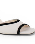 Detalle del material cabra sintético en zapatilla beige con negro para dama y punta abierta
