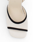 Vista del detalle en punta abierta de la zapatilla beige con negro y tacón medio 8cm para dama