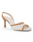 Vista diagonal en zapatilla beige con naranja de punta abierta, tacón medio 8cm y talón descubierto